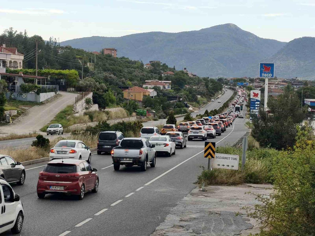 Muğla’da Bayram Trafiği: 22 Kilometrelik Araç Kuyruğu Oluştu