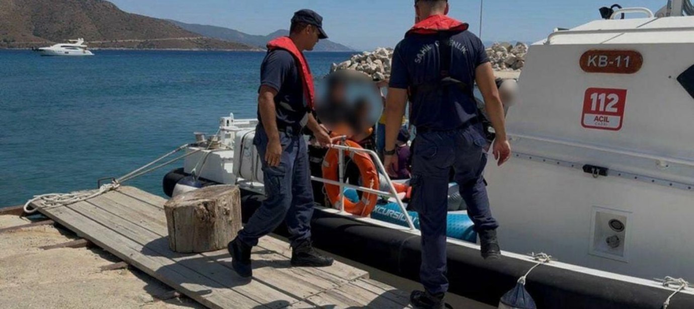 Palamutbükü açıklarında sürüklenen 9 kişi KB-11 ile kurtarıldı