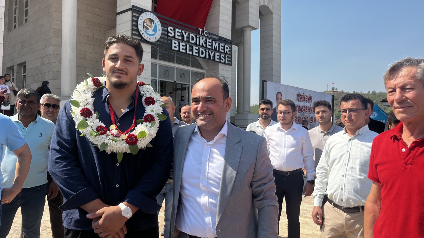 Seydikemer, Genç Başpehlivan Muhammed Enes Özcan’ı Bağrına Bastı