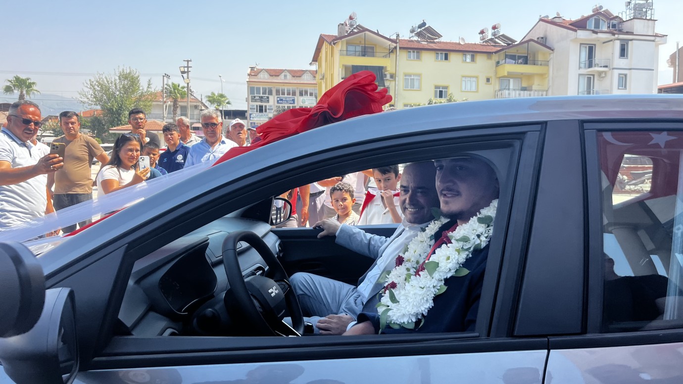 Seydikemer’in Gururuna Araç Hediyesi