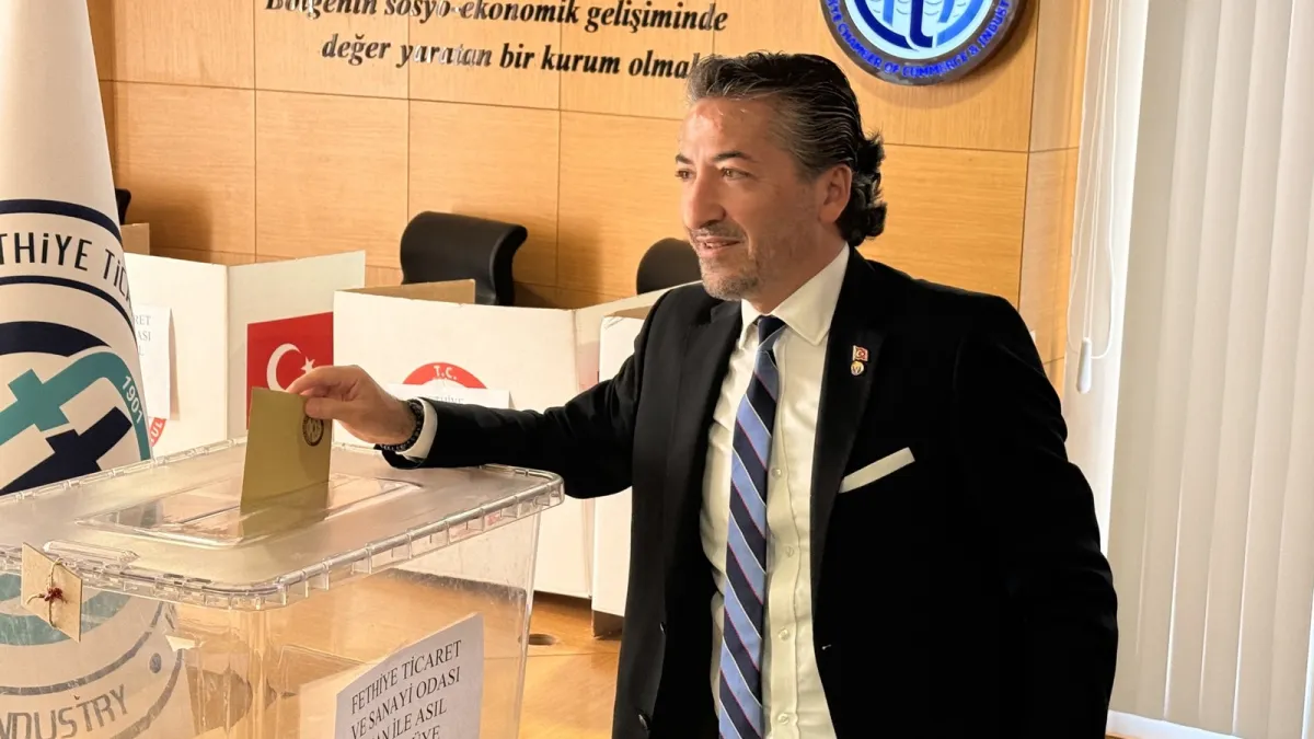 Kemal Hıra FTSO organ seçiminde oy zarfını sandığa atıyor