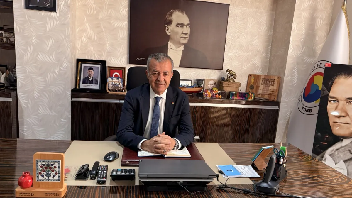FTSO Yönetim Kurulu odasında makam masasında oturan Kemal Hıra