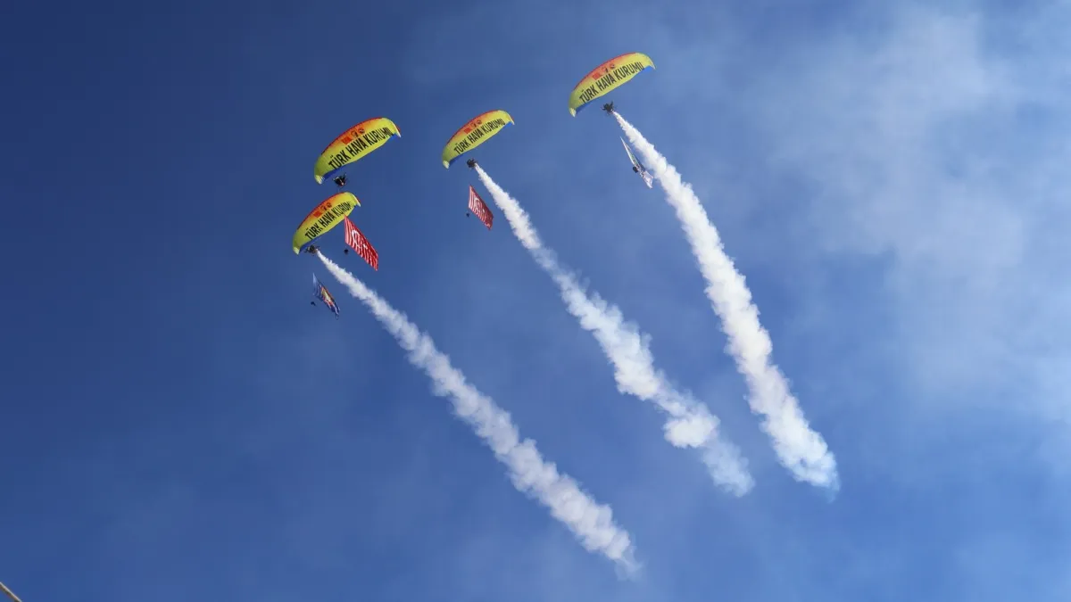 Paramotor pilotları gökyüzünde Türk bayrakları ve duman izleriyle gösteri yapıyor