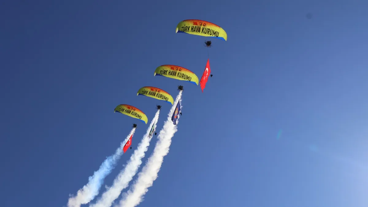 Dört paramotor Türk Hava Kurumu yelkenleriyle gökyüzünde formasyon uçuşu yapıyor