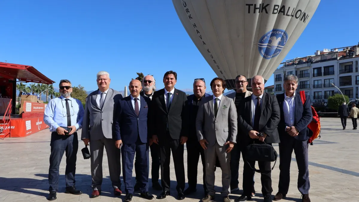 Beşkaza Meydanı’ndaki sıcak hava balonunun önünde toplu fotoğraf çektiren konuklar