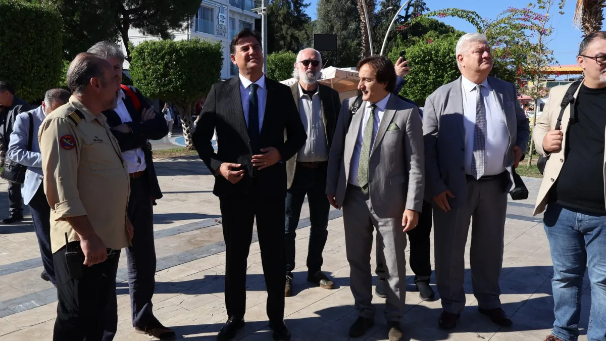 Etkinlik alanında konuklar bir arada sohbet ederken gökyüzünü izliyor
