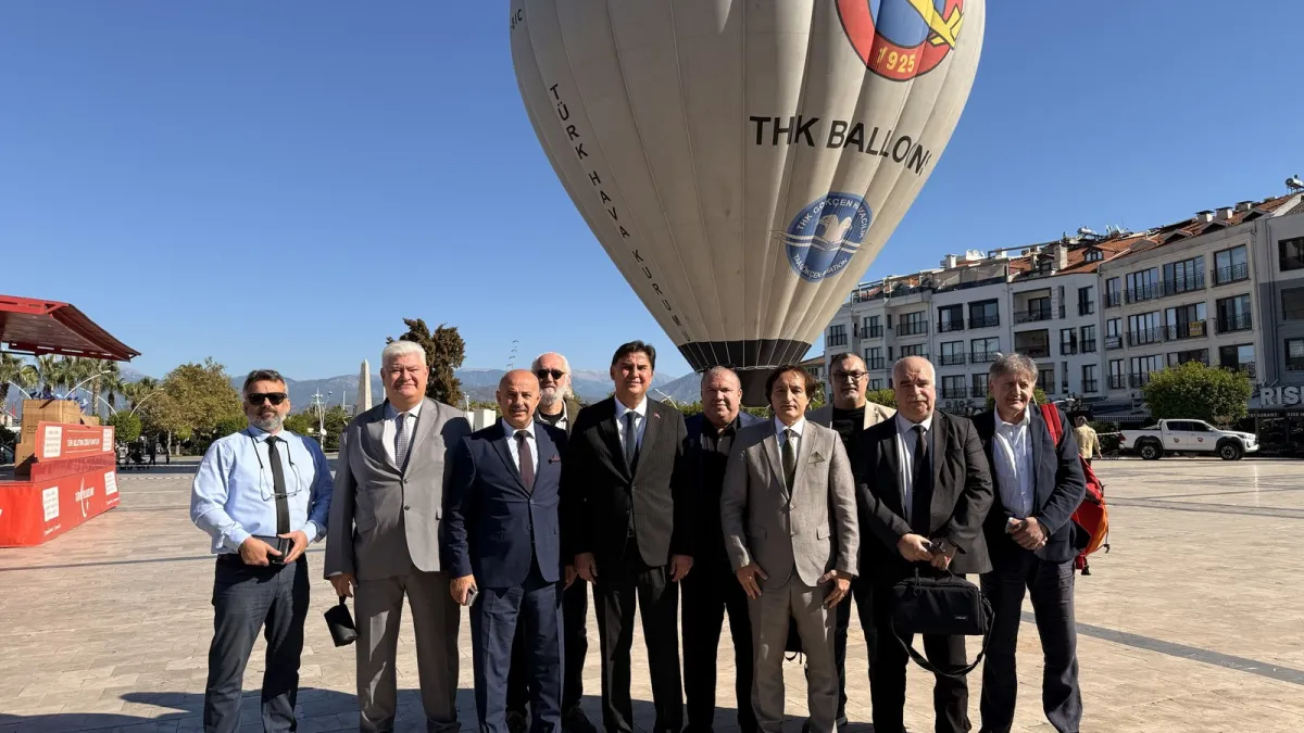 Sıcak hava balonunun yanında hatıra fotoğrafı çektiren etkinlik konukları