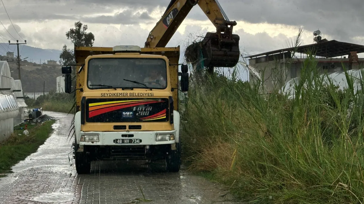 Seydikemer Belediyesi ekiplerinin çalışmalarından bir kare