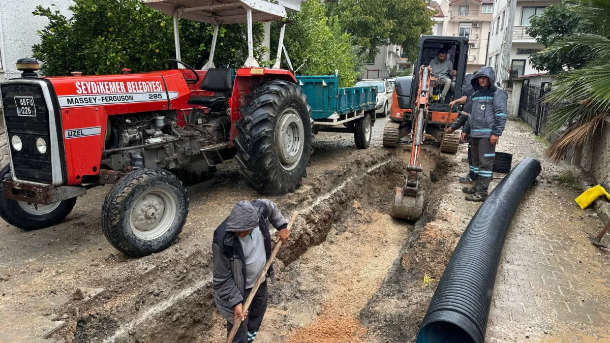Seydikemer Belediyesi ekiplerinin çalışmalarından bir kare