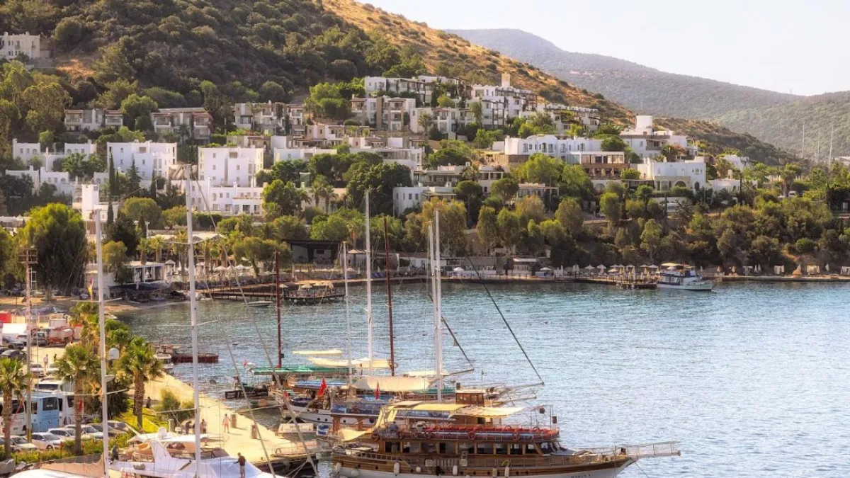 Bodrum Limanı'na aynı gün iki kruvaziyer: 2 bin 484 turist ilçeyi gezdi