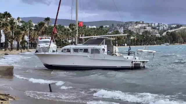 Bodrum’da Fırtına 8 Tekneyi Kıyıya Sürükledi