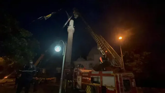 Şiddetli Fırtına Cami Minaresine Zarar Verdi