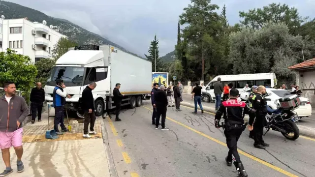 Fethiye’de Kamyon, Öğrenci Servisine Çarptı!