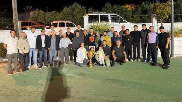 Karaçulhaspor Presents an Award to Champion Wrestler Kadir Buğra Dikik