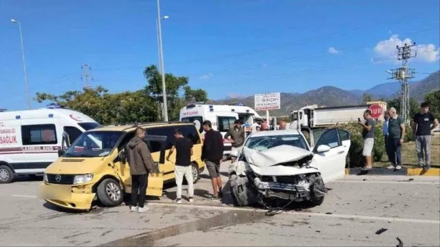 Fethiye'de kavşakta çarpışan otomobil ve kamyonetin bulunduğu kaza yeri