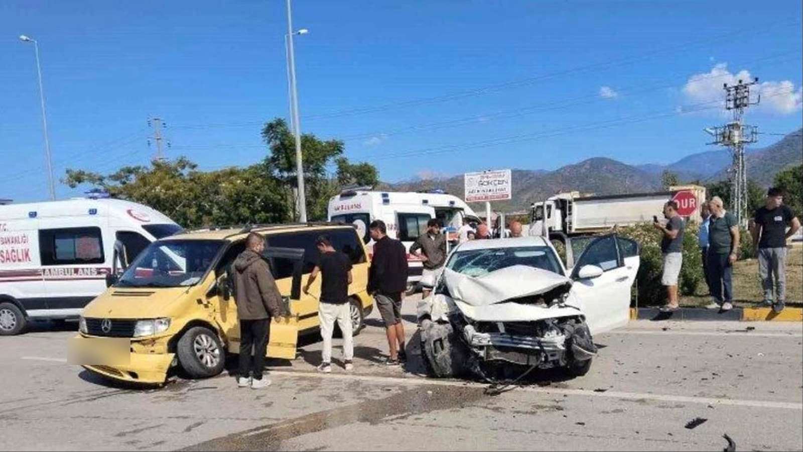Fethiye'de kavşakta çarpışan otomobil ve kamyonetin bulunduğu kaza yeri