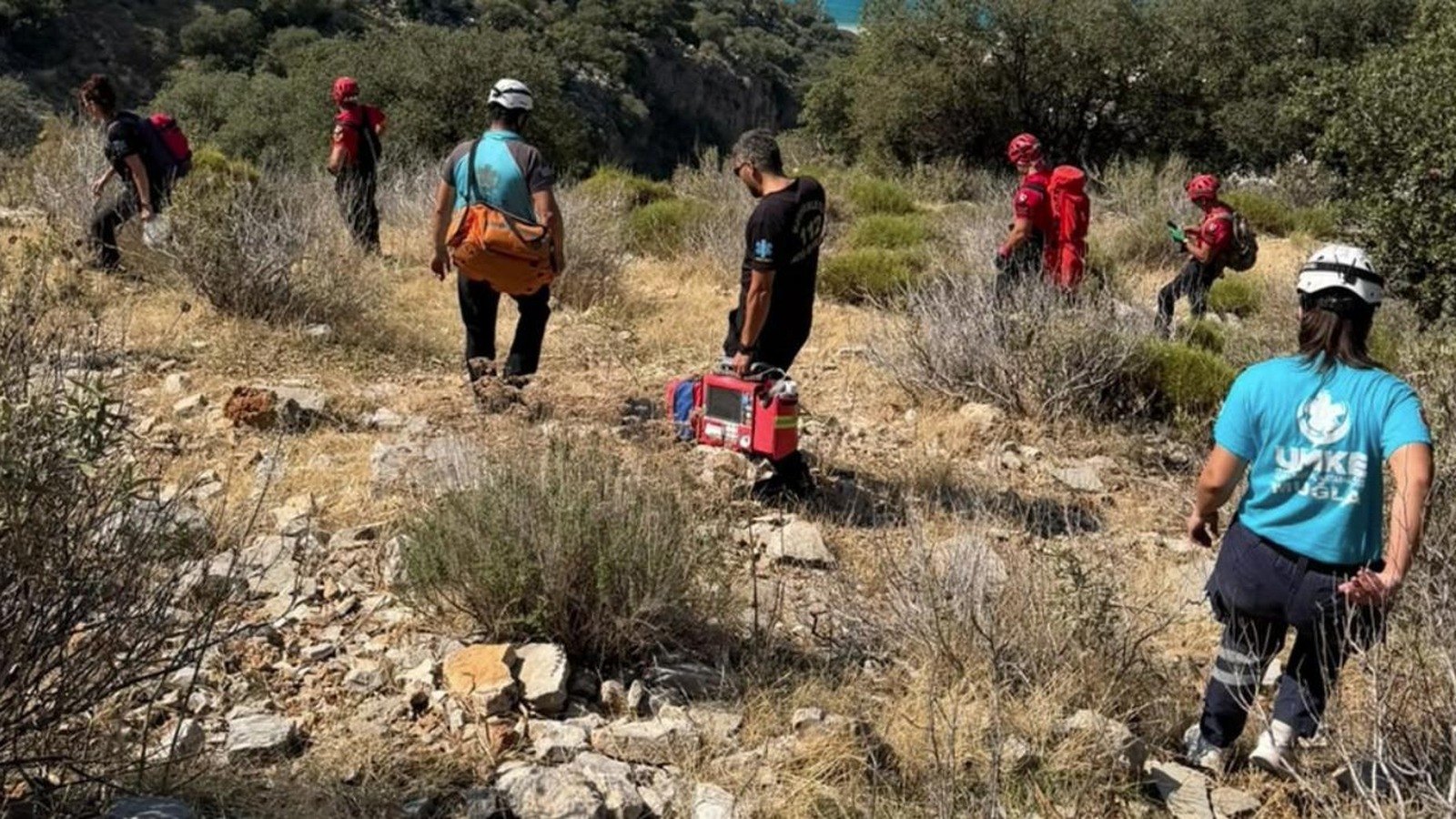 Babadağ eteklerindeki kayalık alanda arama kurtarma çalışması yapan UMKE ve JAK ekipleri
