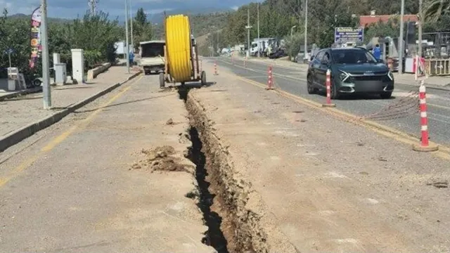Fethiye Foça Mahallesi Adnan Menderes Bulvarı üzerinde doğalgaz hattı için açılan kazı kanalı
