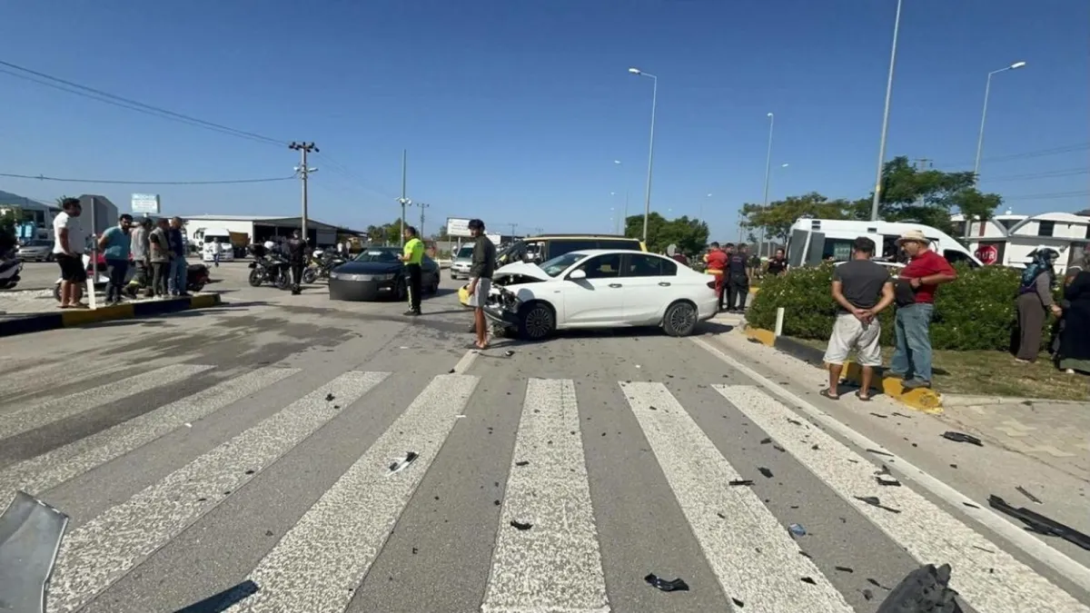 Fethiye Çamköy Mahallesi kontrolsüz kavşağında çarpışan otomobil ve kaza yerindeki ekipler