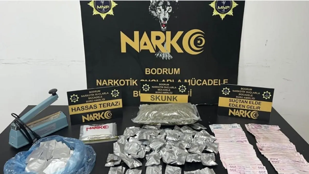 Bodrum Narkotik Suçlarla Mücadele Büro Amirliğinde ele geçirilen uyuşturucu madde ve para