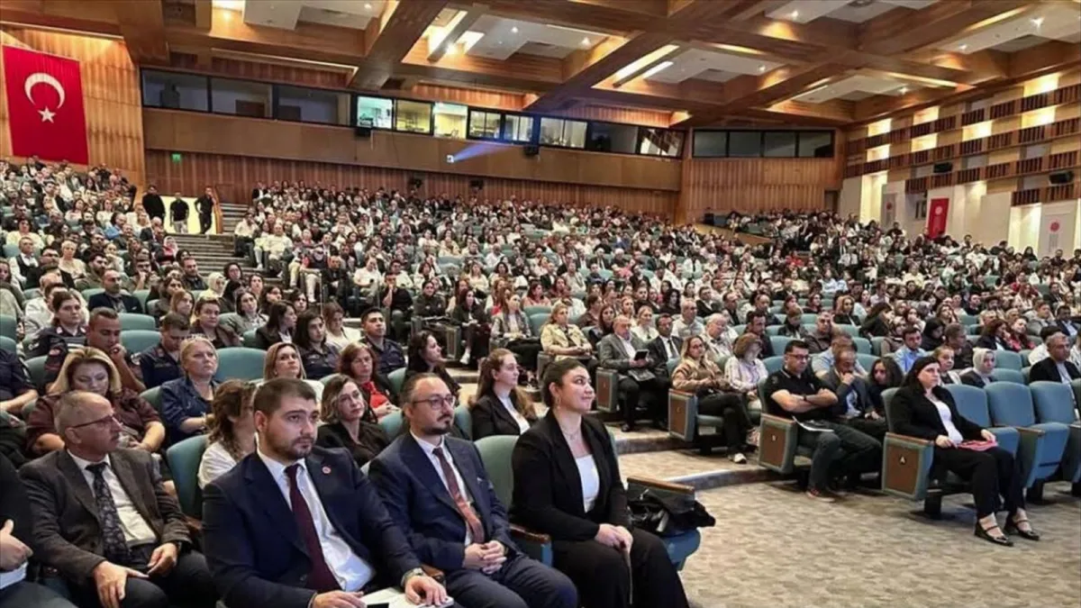 Muğla Sıtkı Koçman Üniversitesi Atatürk Kültür Merkezi salonunu dolduran eğitim katılımcıları
