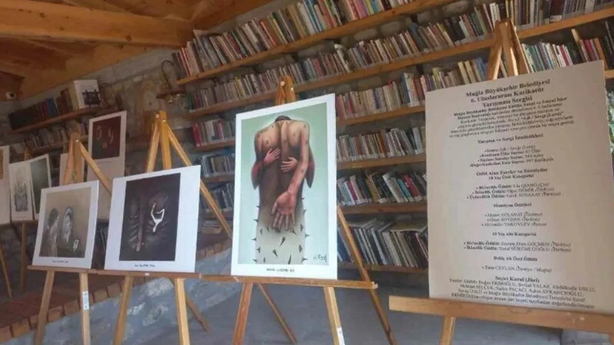 Muğla Büyükşehir Belediyesi 6. Uluslararası Karikatür Yarışması sergisinde sehpalar üzerinde sergilenen karikatürler