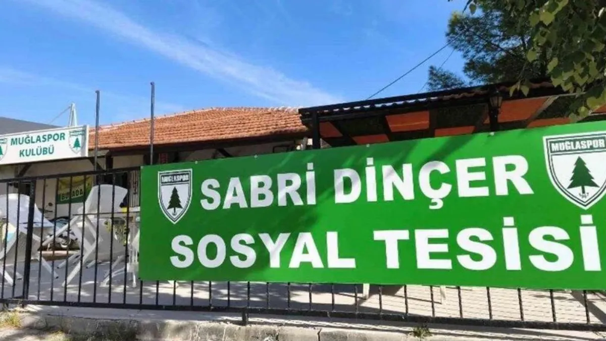 Muğlaspor Akademi Tesisleri girişinde Sabri Dinçer Sosyal Tesisi yazılı yeşil tabela