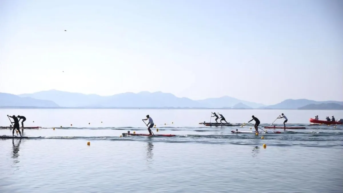 Köyceğiz Gölü üzerinde SUP Türkiye Kano Şampiyonası yarışında kürek çeken sporcular