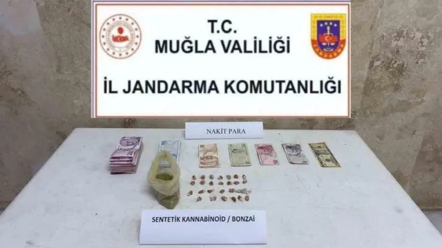 Muğla İl Jandarma Komutanlığı ekiplerince ele geçirilen sentetik uyuşturucu ve nakit para