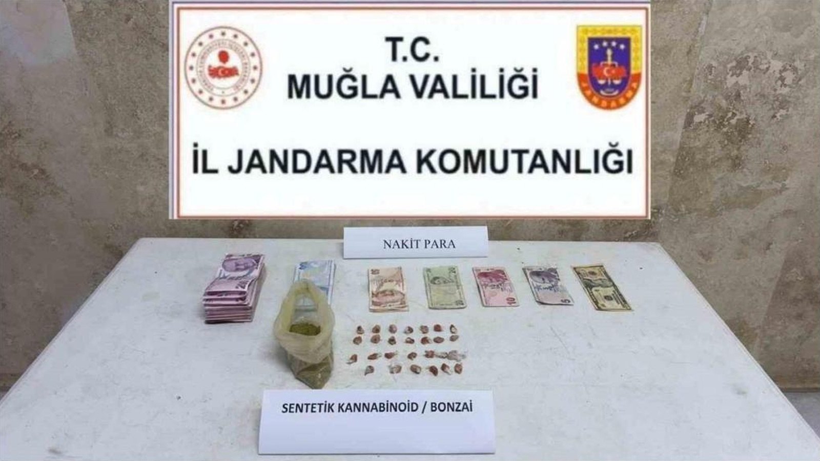 Muğla İl Jandarma Komutanlığı ekiplerince ele geçirilen sentetik uyuşturucu ve nakit para
