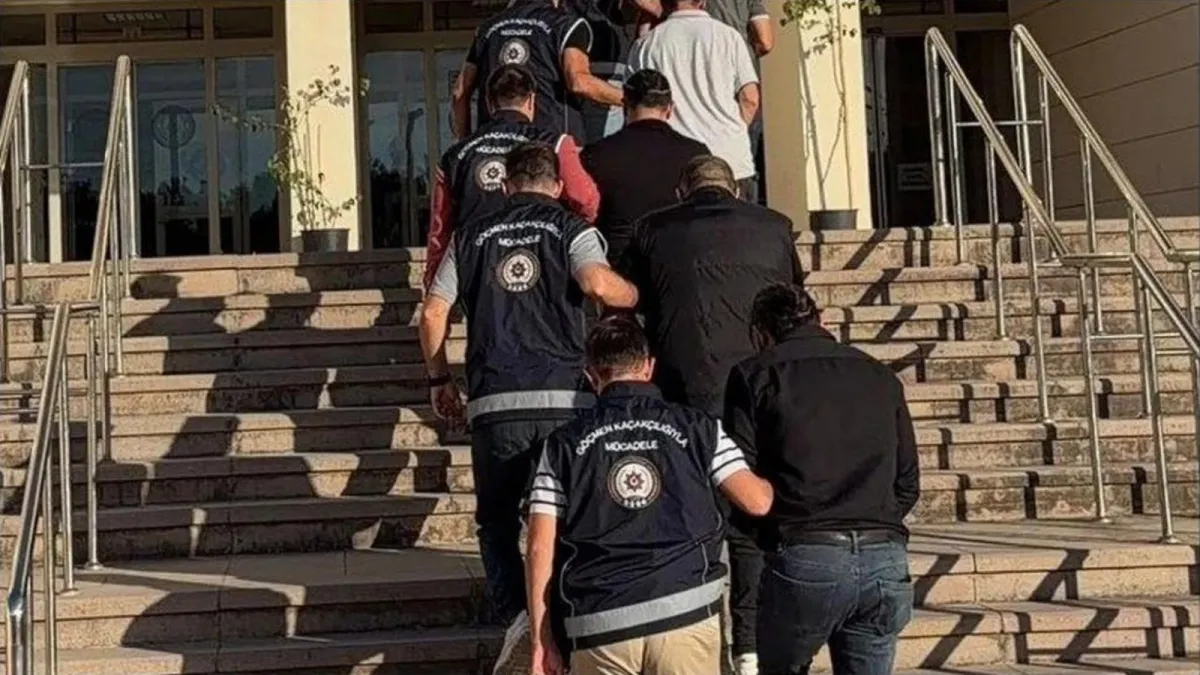 Göçmen kaçakçılığı şüphelileri adliyeye sevk ediliyor