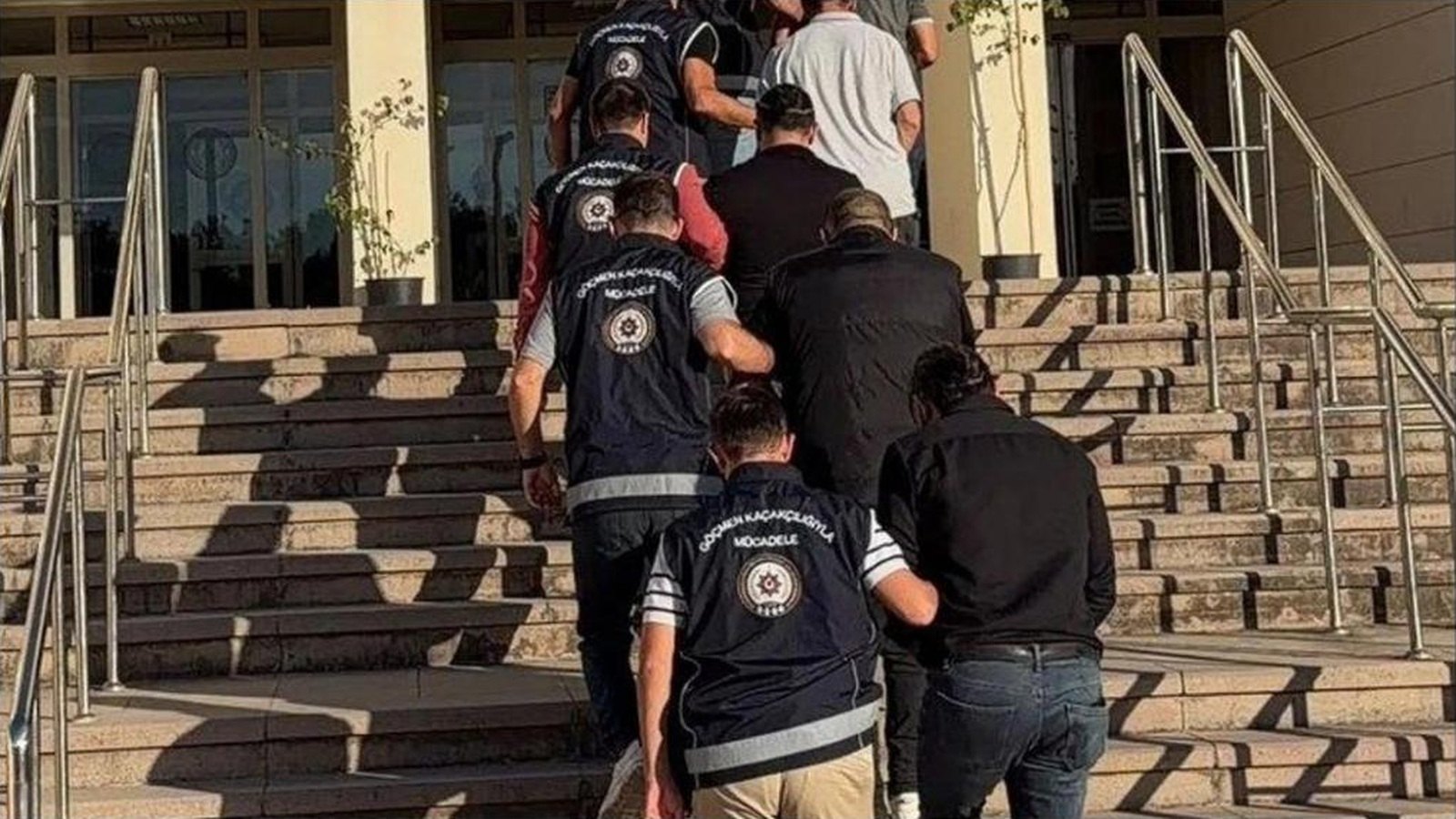 Göçmen kaçakçılığı şüphelileri adliyeye sevk ediliyor