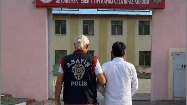 Polis, yakalanan firari hükümlüyü cezaevine götürüyor