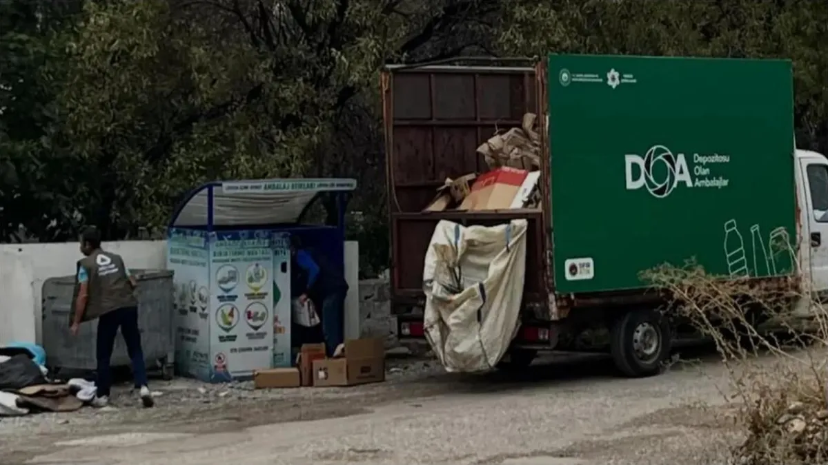 Fethiye'de Depozitosu Olan Ambalajlar (DOA) aracı ve ambalaj toplama noktası