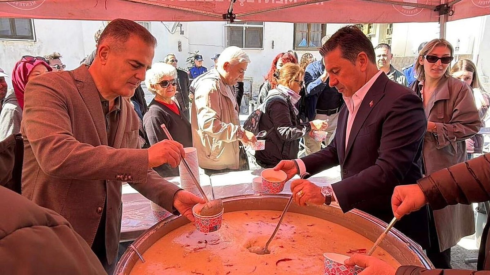 Muğla Tarhana Festivali'nde dev kazandan tarhana çorbası ikram edilirken