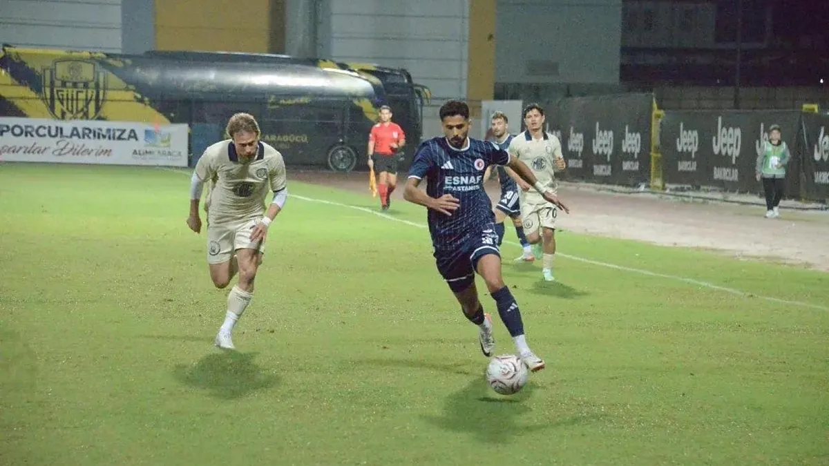 Fethiyespor formalı futbolcu rakibiyle top mücadelesinde