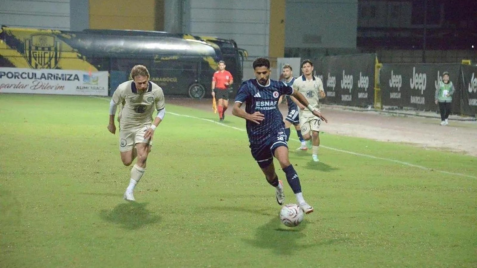 Fethiyespor formalı futbolcu rakibiyle top mücadelesinde