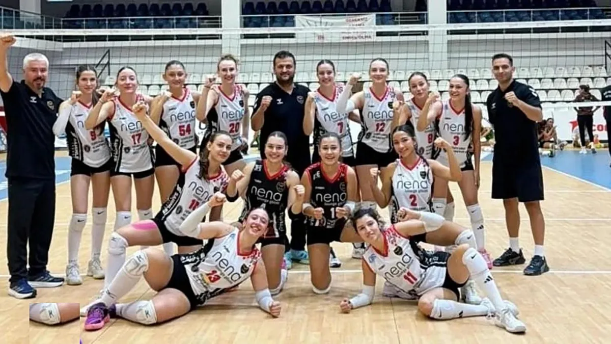 MuğlaTürk Fethiye Zirve voleybol takımı oyuncuları ve teknik ekip galibiyet sonrası yumruklarını kaldırarak poz veriyor