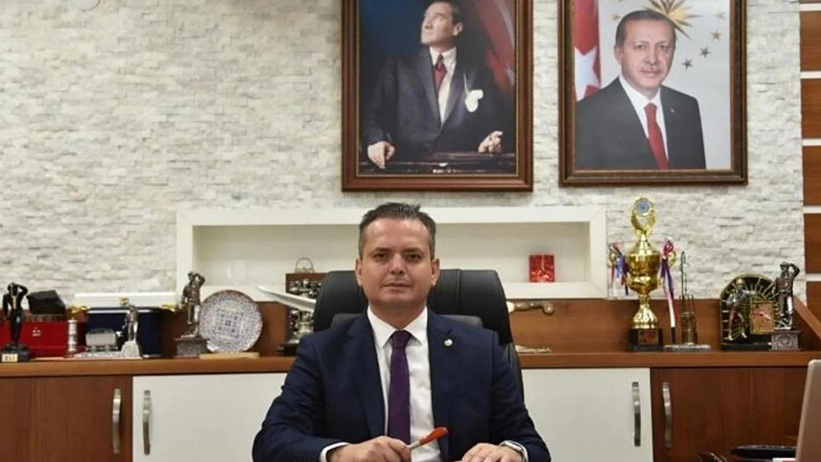 Fethiye Kaymakamı Fatih Akkaya makam odasında masasının başında oturuyor