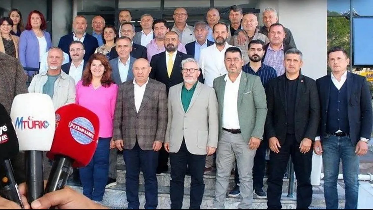 Fethiye'deki muhtarlar ve AK Parti yöneticileri toplu fotoğraf çektirdi