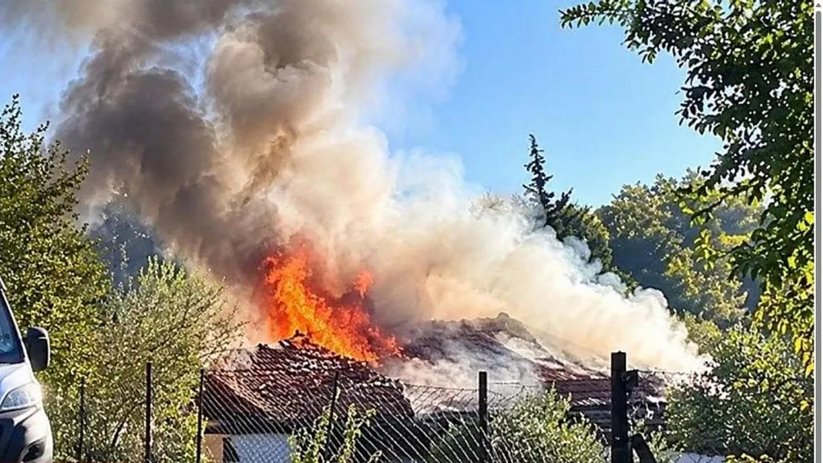 Seydikemer'de çıkan ev yangınında çatıdan alevler ve yoğun duman yükseliyor