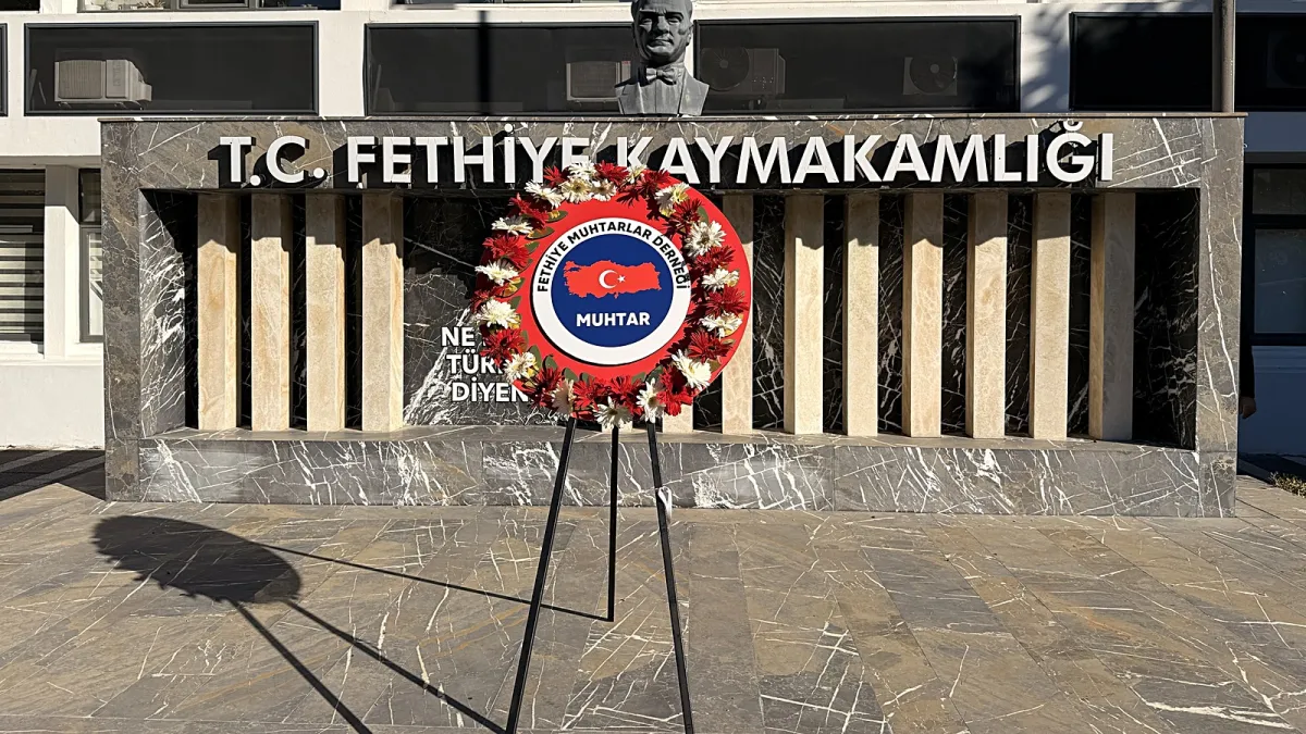 Fethiye Kaymakamlığı önünde Fethiye Muhtarlar Derneği çelengi