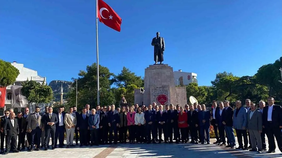 Menteşe Cumhuriyet Meydanı'nda muhtarlar Atatürk Anıtı önünde toplu fotoğraf çektirdi