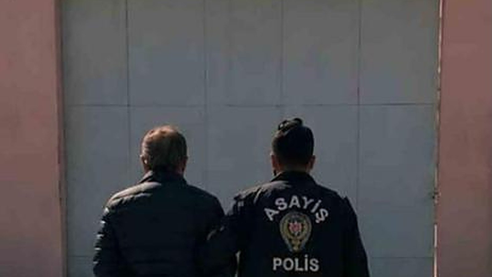Polis eşliğinde ceza infaz kurumuna götürülen şahıs
