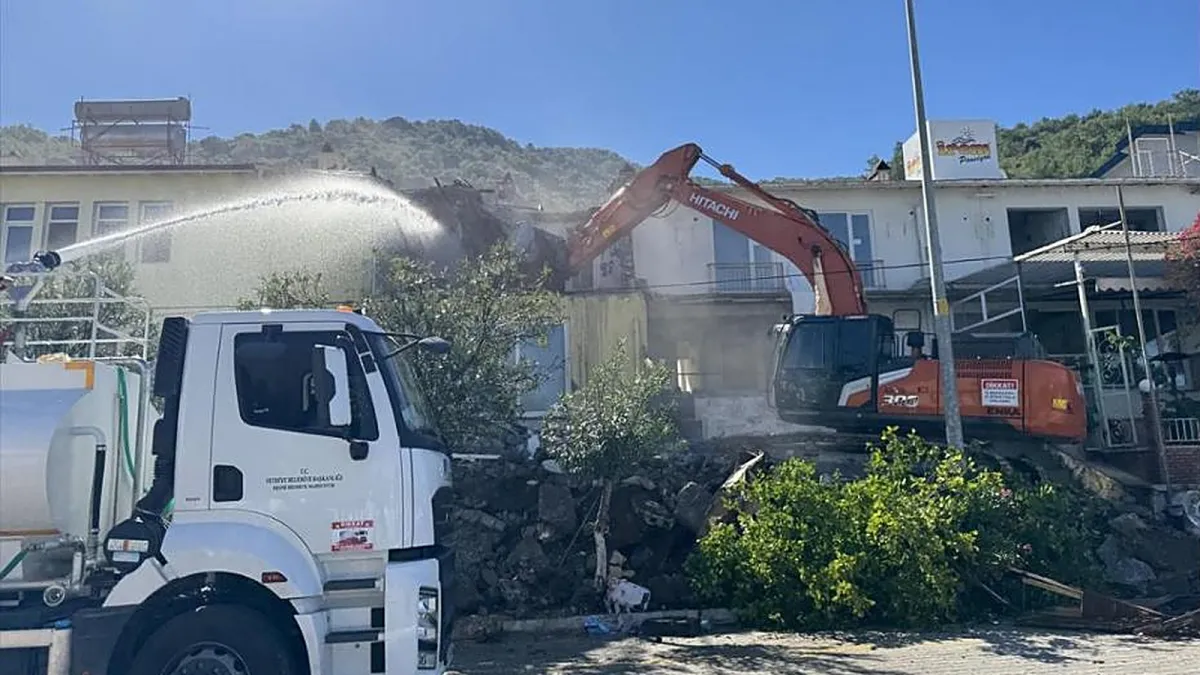 Karagözler'de iş makinesi riskli binanın yıkımını yapıyor