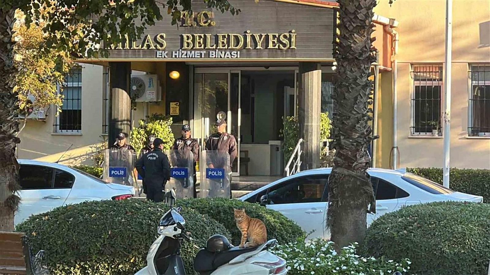Milas Belediyesi ek hizmet binası önünde güvenlik önlemi alan polis ekibi
