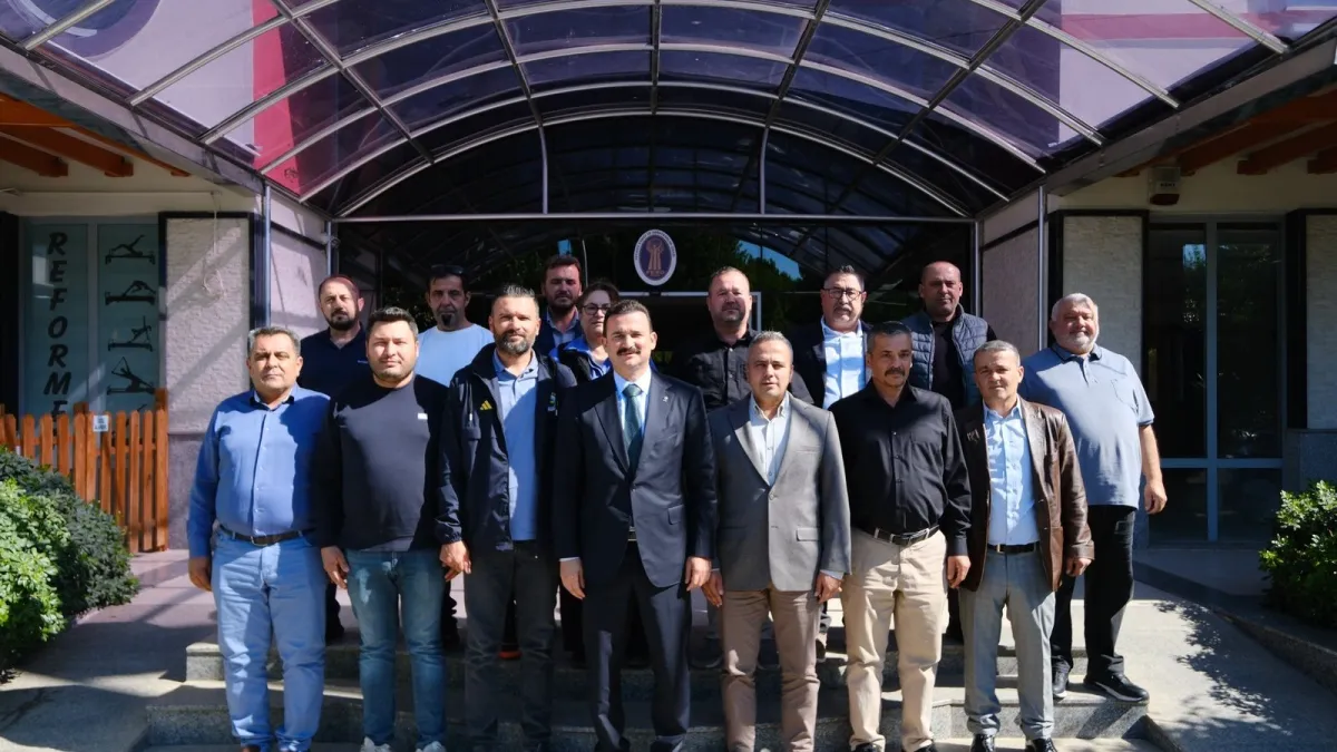 Fethiye Esnaf ve Sanatkarlar Odası yönetimi ve ziyaretçiler oda binası önünde toplu halde