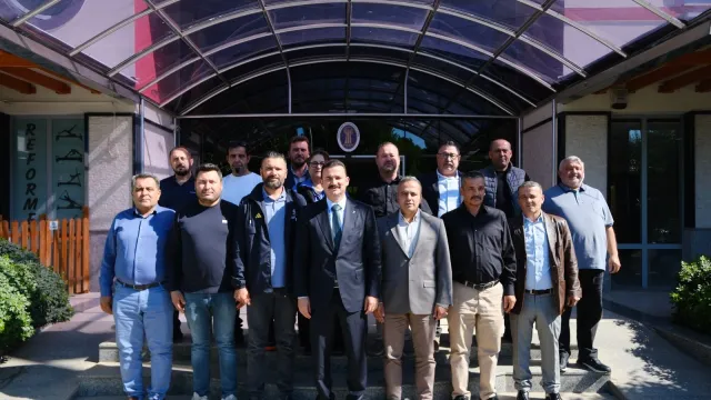 Fethiye Esnaf ve Sanatkarlar Odası yönetimi ve ziyaretçiler oda binası önünde toplu halde