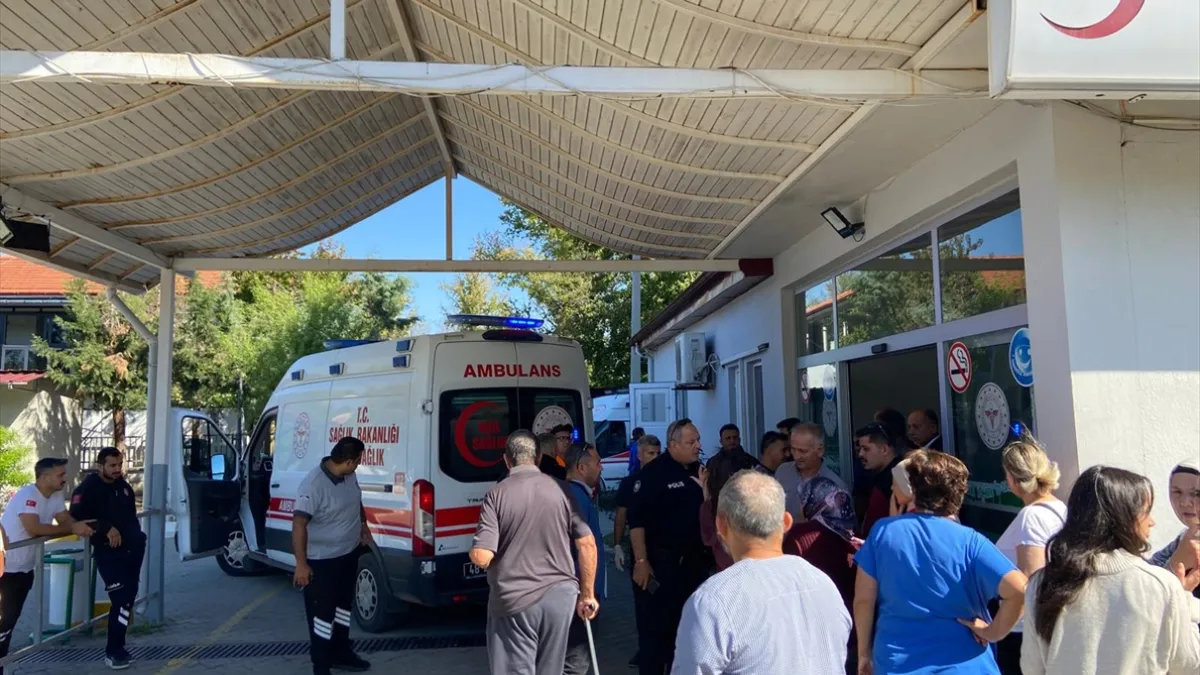 Dalaman Devlet Hastanesi önünde ambulans ve toplanan kişiler