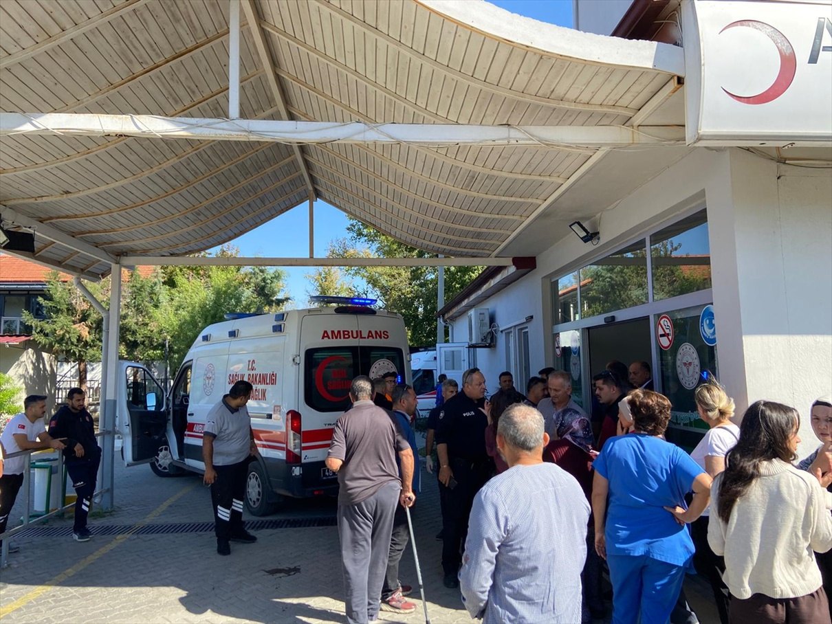 Dalaman Devlet Hastanesi önünde ambulans ve toplanan kişiler